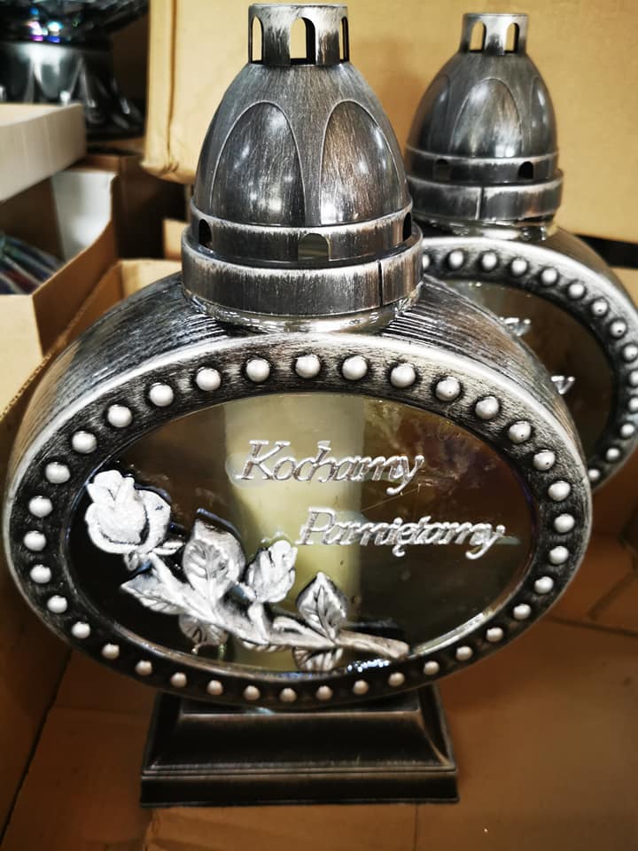 Znicz z napisem Kochamy Pamiętamy