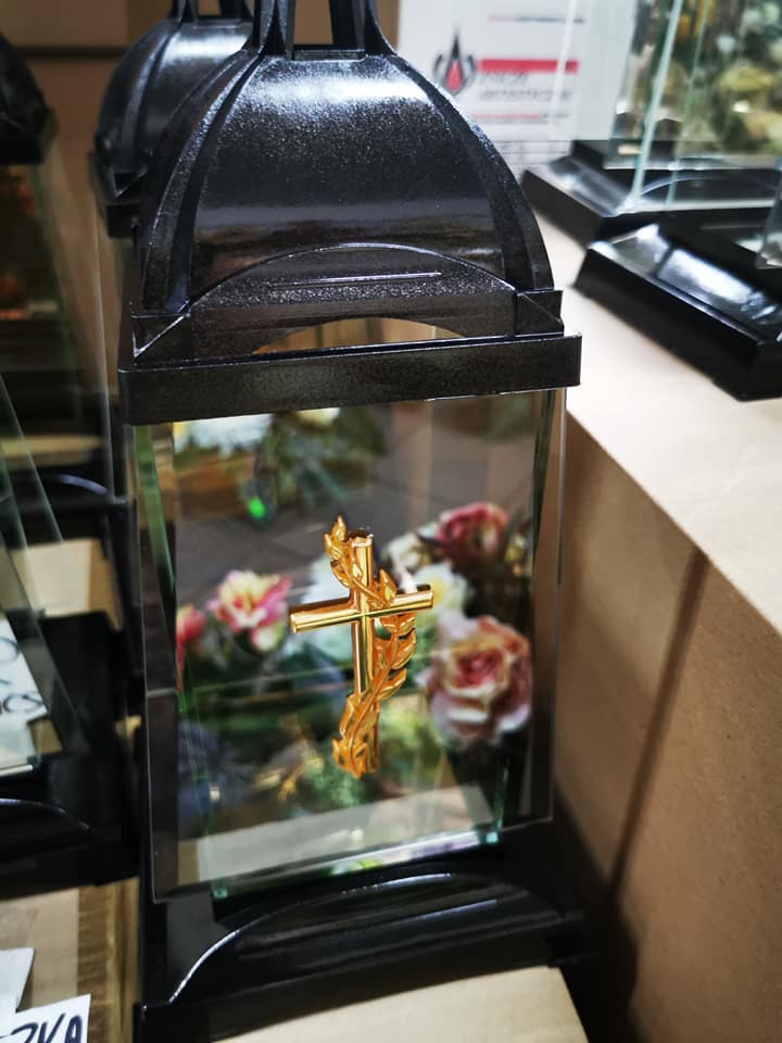 Znicze szklane na półce w kwiaciarni